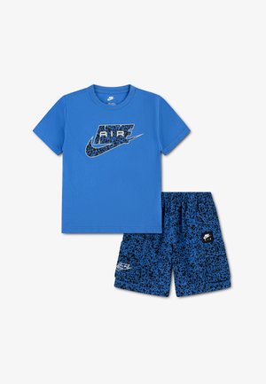 Blauw Nike Air T-shirt met zwart-blauw luipaardprint Nike-logo, gecombineerd met bijpassende blauwe en zwarte luipaardprint shorts met Nike Air patches.