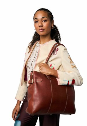 Bolso tote de cuero marrón con detalles cosidos, asas dobles y cierre lateral con hebilla. Textura suave, diseño espacioso, adecuado para diversos usos.