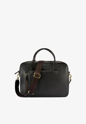 Czarna skórzana aktówka z dwoma uchwytami, przednią kieszenią na suwak oraz odpinanym, ciemnobrązowym, regulowanym paskiem na ramię z elementami w złotym odcieniu.