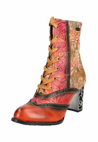 Bottine à lacets avec un motif floral, textures mélangées dans des tons rouges et orangés, et un talon noir décoratif avec un motif en spirale.
