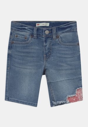 Blå denim slim-fit shorts med frynset kant og rødt mønstret stoflap på det forreste højre lommeområde.