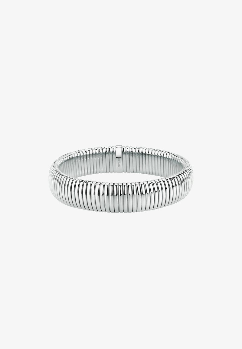 Bracciale flessibile color argento con design a segmenti rigati e piccolo dettaglio con chiusura, mostrato su uno sfondo bianco.