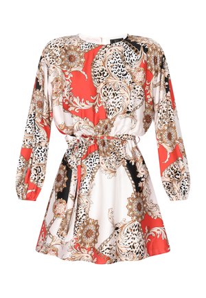Červené a biele šaty s dlhými rukávmi, stiahnutým pásom, splývavou sukňou a dizajnom s kvetinovými a zvieracími vzormi, ktorý obsahuje zlaté akcenty.