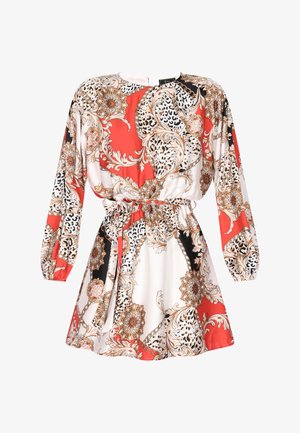 Rode en witte jurk met lange mouwen, een strakke taille, een vloeiende rok en een bloemen- en dierenprint met gouden accenten.