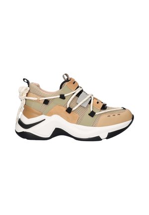 Zapatillas de deporte con cordones que presentan una mezcla de malla y gamuza beige y oliva, con una entresuela blanca y acentos negros. Incluyen una puntera texturizada y un detalle en el talón.