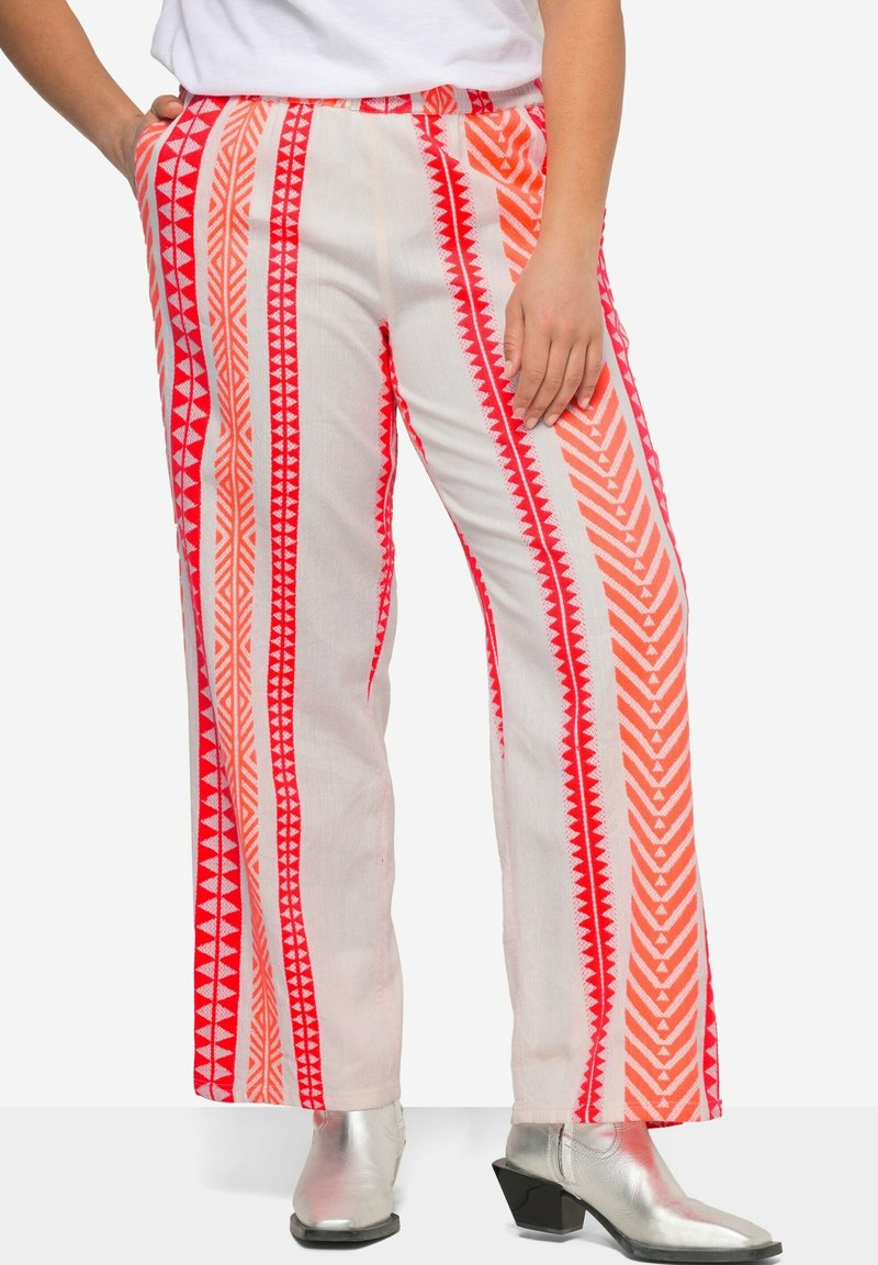 Mønstrede, vide bukser i hvid med lyse røde og pink geometriske striber. Stoffet ser let ud; har sidelommer.