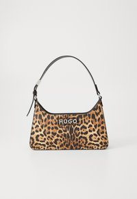 Borsa a spalla con stampa leopardata realizzata in materiale testurizzato, dotata di una tracolla nera, accessori in argento e una placca con logo sul fronte.