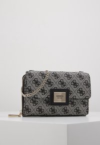 Bolso de mano negro y gris con patrón, con una correa de cadena, que presenta una placa de logo rectangular y una superficie texturizada.