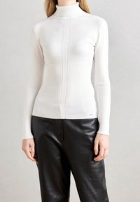 Morgan Pullover - white