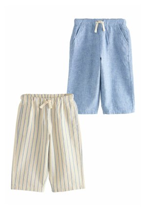 Zwei Kinderknielange Shorts, eine in einfarbigem Hellblau und eine cremefarben mit hellblauen vertikalen Streifen, beide mit elastischem Bund und Kordelzügen.