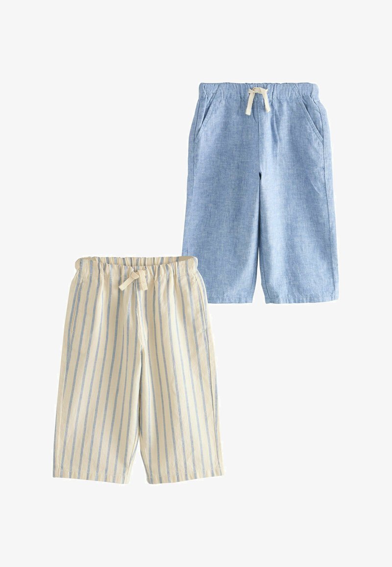 Deux paires de shorts pour enfants mi-genoux, l'une uni bleu clair et l'autre crème avec des rayures verticales bleu clair, toutes deux dotées d'une taille élastique et de cordons de serrage.