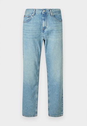 Lys blå denimjeans med rett benkutt, med klassisk femlomme-design og metallknapplukking. Jeansen har en glattere overflate uten mønster.