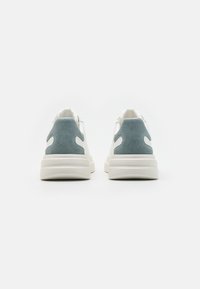 Guess ELBA - Sportcipő - white/grey