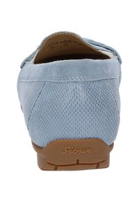 Hellblaues Wildlederschuh mit einem Netzrücken, abgerundeter Form und beigefarbener Gummisohle. Verfügt über gestickte Details und einen Markenakzent auf der Sohle.