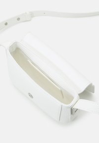Calvin Klein MUST PLUS CROSSBODY - Skuldertasker - bright white
