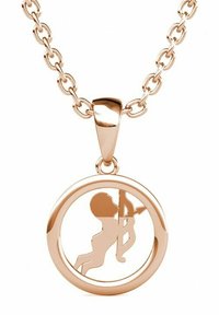 Collana in oro rosa con un pendente circolare decorato con un motivo intagliato di un cherubino che tiene un arco e una freccia. I collegamenti della catena sono di forma ovale.