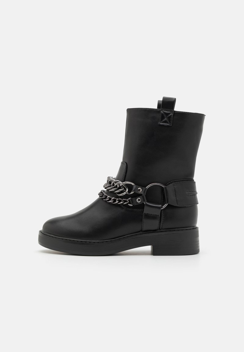 Bocanc negru din piele, până la gleznă, cu toc robust, dotat cu o curea decorativă din lanț argintiu și detaliu cu cataramă pe lateral. Textură netedă, design minim.