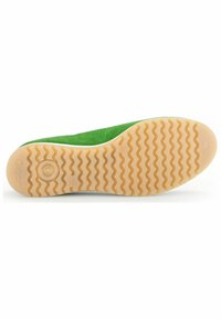 Scarpe verdi in camoscio con una suola in gomma flessibile che presenta un motivo ondulato. La suola è di colore beige con una leggera lucentezza, enfatizzando la presa e il comfort.