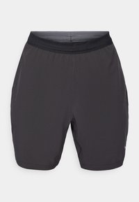 Gråidrettsshorts laget av lett stoff. Har elastisk midjebånd, sidelommer og glatt tekstur. Ingen synlige mønstre.