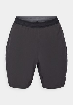 Grijze sportshorts van lichtgewicht stof. Voorzien van een elastische tailleband, zijzakken en een gladde textuur. Geen zichtbare patronen.