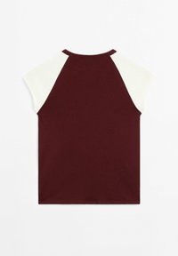 Bordeaux T-shirt med cremefarvede raglanærmer og rund halsudskæring. Stoffet har en glat tekstur, og designet er enkelt og uden dekoration.