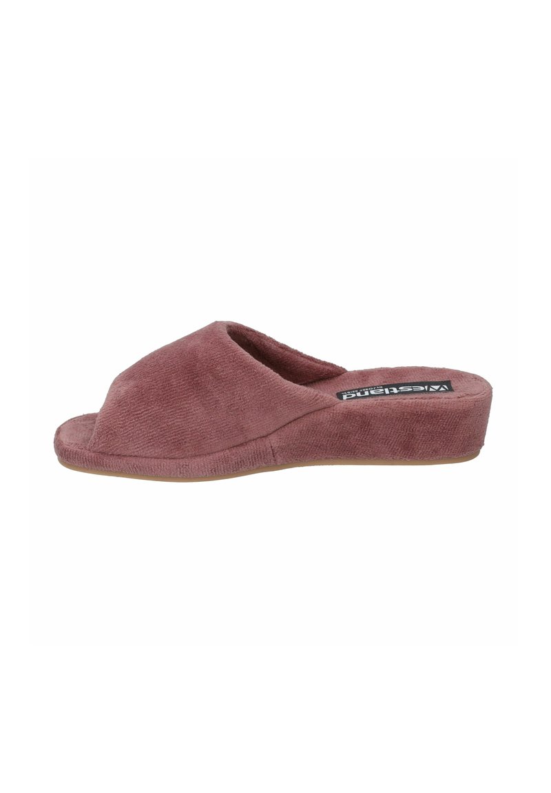 Mauve stoffen instapsandalen met een open teen, zachte textuur en een lage wigzool voor ondersteuning. Voorzien van een gestikte design langs de randen.
