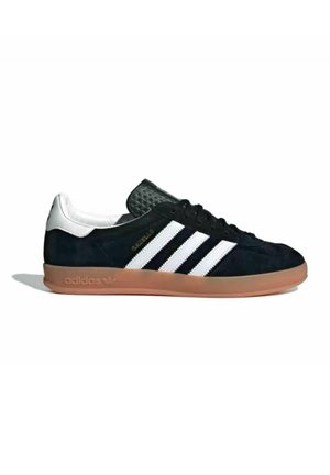 Sneaker nere in suede con strisce bianche, suola color gomma, retro texturizzato e dettaglio del logo. Design low-top per un look casual.