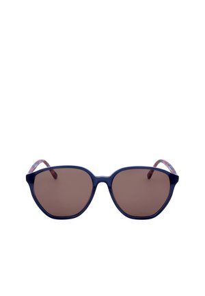 Occhiali da sole con montatura blu, lenti marroni sfumate e aste con motivo sottile, mostrati su sfondo bianco.