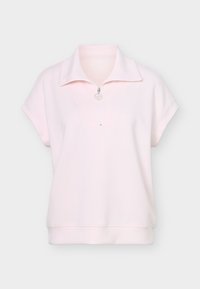 Ροζ ανοιχτόχρωμο κοντομάνικο πουλόβερ με φαρδιά γιακά και μεσαίο φερμουάρ μπροστά, κατασκευασμένο από απαλό ύφασμα με διπλωμένες μανσέτες στα μανίκια.