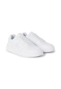 Witte sneakers met een bovenwerk van glad leer, geperforeerde teendoos, platte veters en een gestructureerde rubberen zool; logo in de zijkant gedrukt.