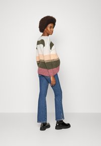 Vero Moda Maternity VMMSELMA SLIT - Calças de ganga à boca de sino - medium blue denim