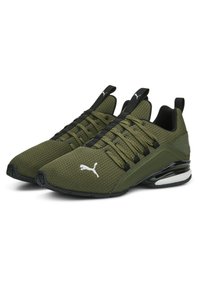 Oliegroene sportschoenen met een bovenwerk van mesh, zwarte accenten en een uniek vetersysteem. Voorzien van een gevoerde zool en een wit logo detail.