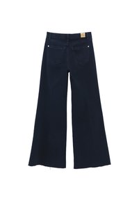 Granatowe dżinsy typu wide-leg wykonane z denimu, z wysokim stanem, dwiema tylnymi kieszeniami i postrzępionym dołem. Złote akcenty na pasku.