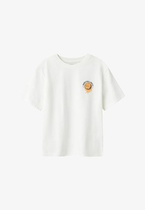 Camiseta de algodón blanca de manga corta, con un escote redondo y un gráfico impreso de un balón de baloncesto con llamas y el texto "PARTIDO DE BALONCESTO."