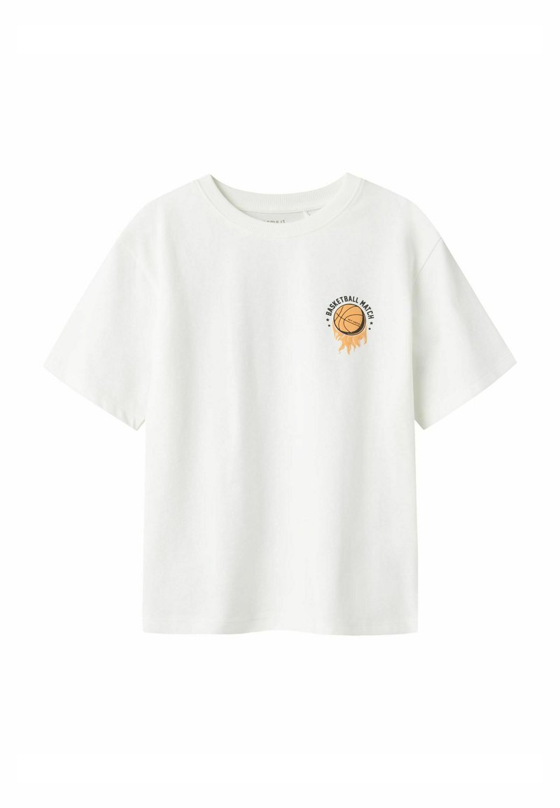 Camiseta de algodón blanca de manga corta, con un escote redondo y un gráfico impreso de un balón de baloncesto con llamas y el texto "PARTIDO DE BALONCESTO."