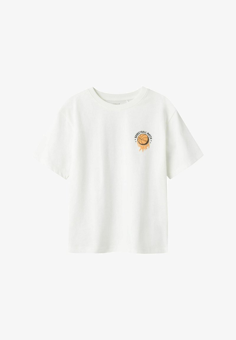 Camiseta de algodón blanca de manga corta, con un escote redondo y un gráfico impreso de un balón de baloncesto con llamas y el texto "PARTIDO DE BALONCESTO."