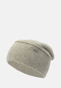 Gorra de lana gris con dobladillo enrollado y logo plateado "MK". La textura es acanalada, ofreciendo una apariencia suave y cálida.