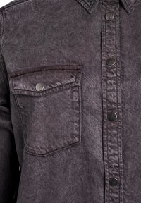 Camisa de mezclilla en gris oscuro con cuello clásico, bolsillo frontal y botones a presión metálicos. Presenta un acabado texturizado y un diseño liso.