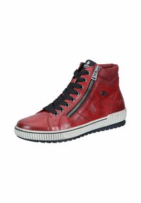 Sneaker montante rouge en cuir texturé, avec des lacets noirs, une fermeture éclair sur le côté et une semelle en caoutchouc blanc avec des détails nervurés.