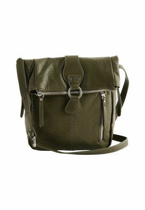 Sac bandoulière en cuir vert olive avec rabat avant, poches zippées argentées et bandoulière réglable.