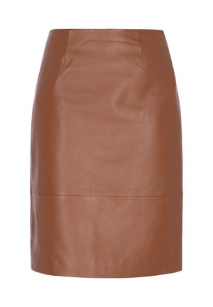 Brązowa skórzana ołówkowa spódnica o gładkiej fakturze, sięgająca do kolan, z subtelnymi przeszyciami wzdłuż talii i brzegu.