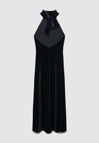 Langes schwarzes samtiges ärmelloses Kleid mit Halterneck, das zu einer Schleife gebunden ist, und einem tiefen V-Ausschnitt auf einem schlichten Hintergrund.