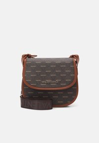 Hnědá crossbody taška Valentino s opakujícím se vzorem loga, koženým lemováním a širokým textilním popruhem s logem Valentino.