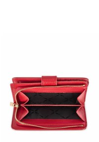 Czerwony skórzany portfel o teksturowanym wykończeniu, z złotym suwakiem i wieloma przegródkami wyłożonymi czarnym materiałem z subtelnym wzorem.