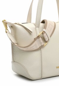 Helebeeži beež nahast käekott tekstureeritud pinnaga, millel on lühikesed sangad ja mustriline reguleeritav rihm kuldsete metalldetailidega.