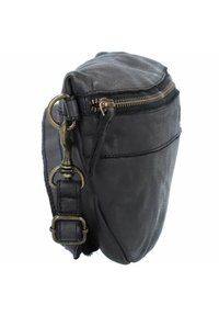 Borsa a tracolla in pelle nera, con una forma arrotondata, dotata di chiusura con zip, accessori in ottone e tracolla regolabile.
