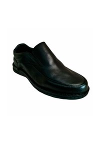 Zapato negro de piel deslizante con textura suave, punta redondeada y detalles de costura mínimos. Cuenta con un ligero tacón para mayor soporte.