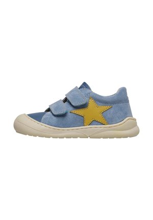 Bottine en suede bleu avec deux bandes velcro, ornée d'une étoile jaune sur le côté et d'une semelle en caoutchouc blanc texturé.