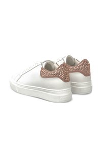 Zapatillas blancas de corte bajo con suelas gruesas y detalles marrones en el talón decorados con pequeñas tachuelas plateadas.