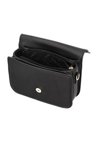 Sort læder crossbody taske med klap, guld hardware, �én hovedkompartment og en lynlåslomme indeni. Glat tekstur, rektangulær form.